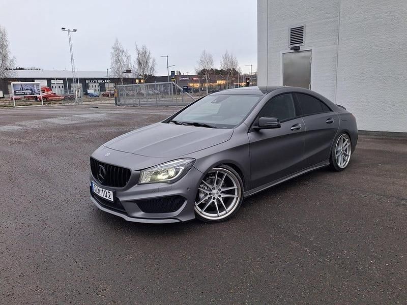 Grå Begagnad 2014 Mercedes CLA200 AMG Sportkupé | 119 900 kr - Bild 1/4