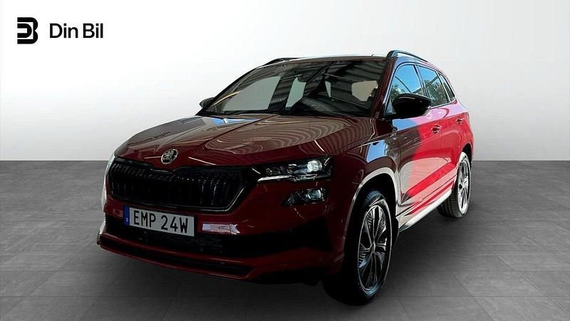 Röd Ny 2025 Skoda Karoq SportLine SUV | 429 900 kr - Bild 1/4