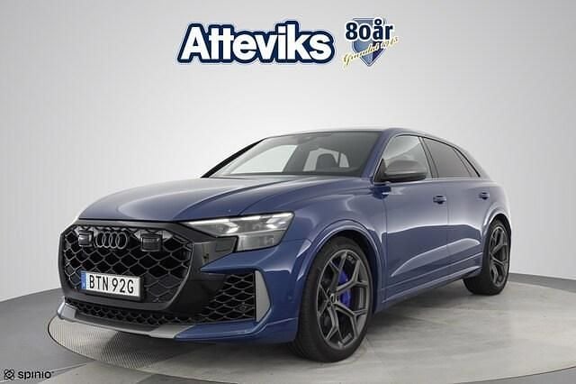 Ascariblå metallic Begagnad 2025 Audi RS Q8 Performance SUV | 1 719 900 kr (Lite dyr) - Bild 1/4