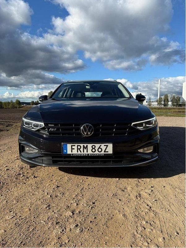 Svart Begagnad 2021 VW Passat R-line Kombi | 215 000 kr (Bra pris) - Bild 1/4