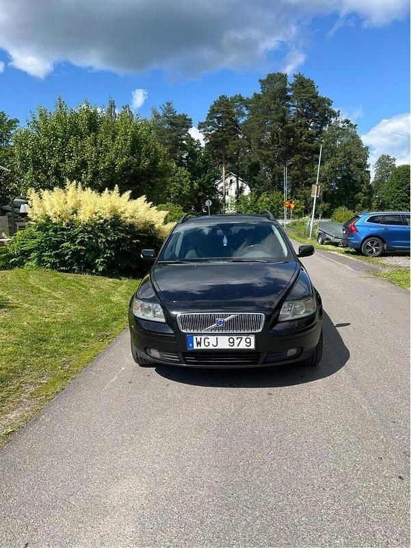 Svart Begagnad 2005 Volvo V50 Kombi | 44 900 kr (Marknadspris) - Bild 1/4
