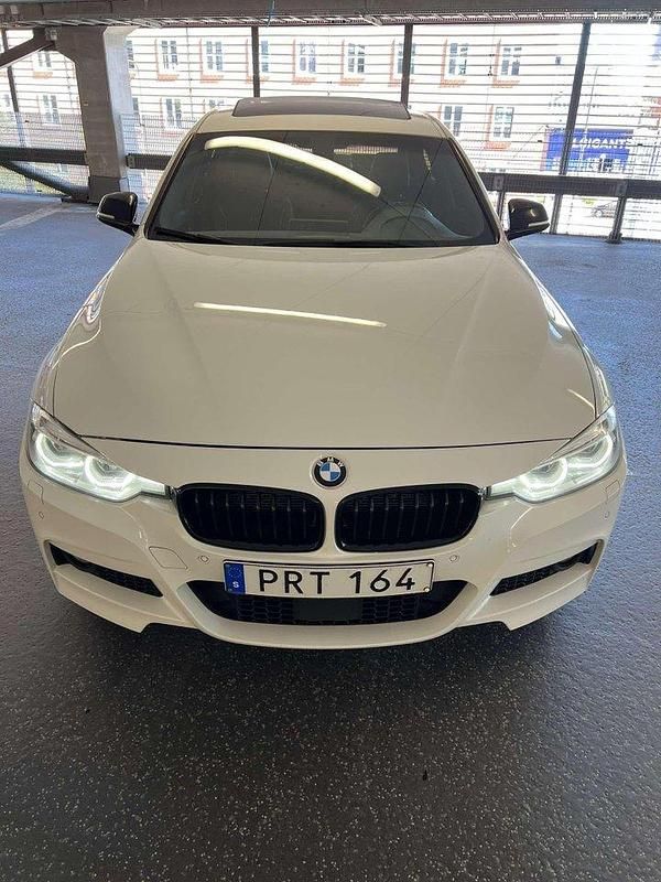 Vit Begagnad 2016 BMW 320 M Sport Sedan | 155 000 kr (Marknadspris) - Bild 1/4