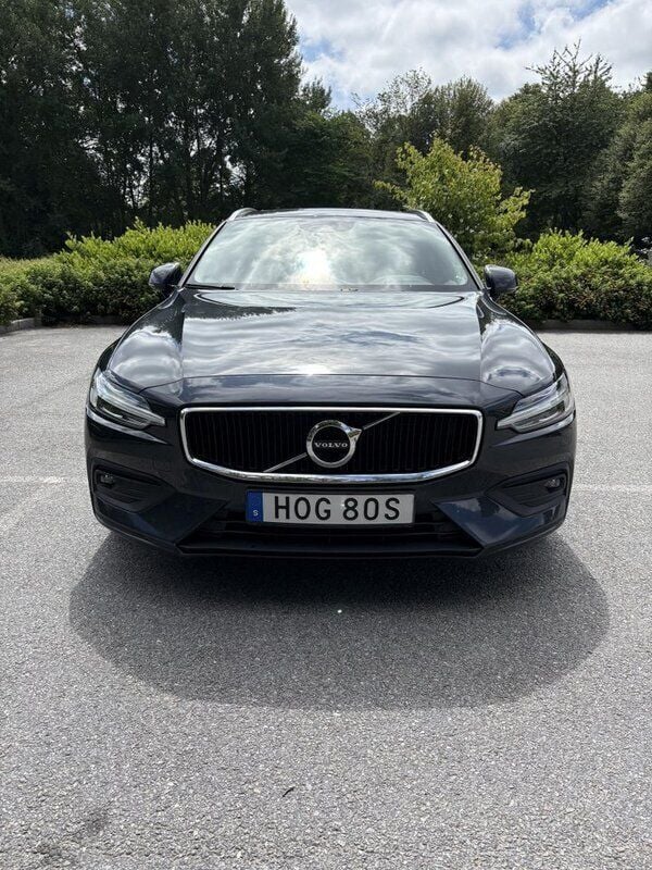 Grå Begagnad 2019 Volvo V60 Momentum Kombi | 249 000 kr (Marknadspris) - Bild 1/4