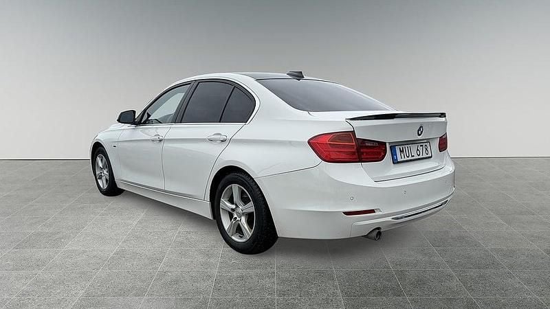 Begagnad BMW 320 Luxury Line 186 HK (136 kW) 2012 Vit Sedan