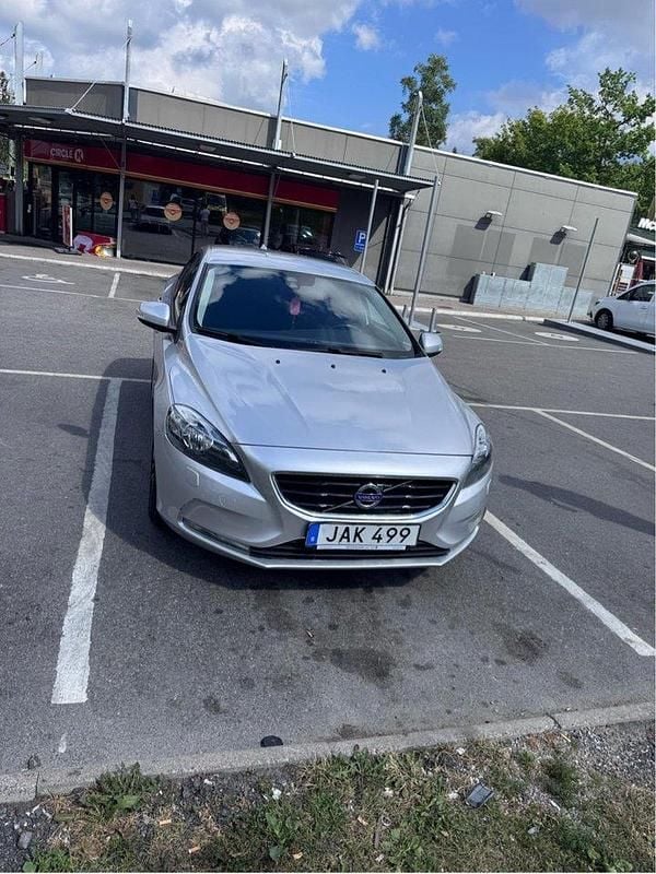Silver Begagnad 2016 Volvo V40 Kinetic Kombi | 125 000 kr (Bra pris) - Bild 1/4