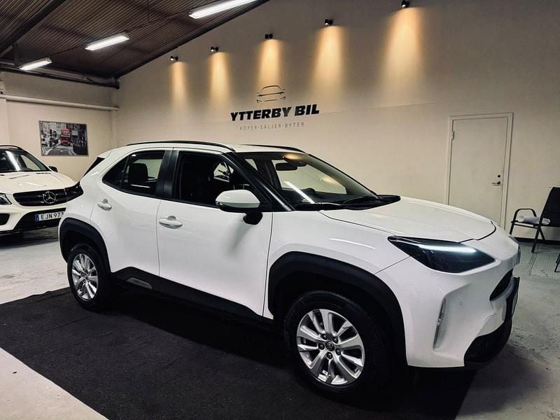 Vit Begagnad 2023 Toyota Yaris Hybrid Active SUV | 189 900 kr (Superpris) - Bild 1/4