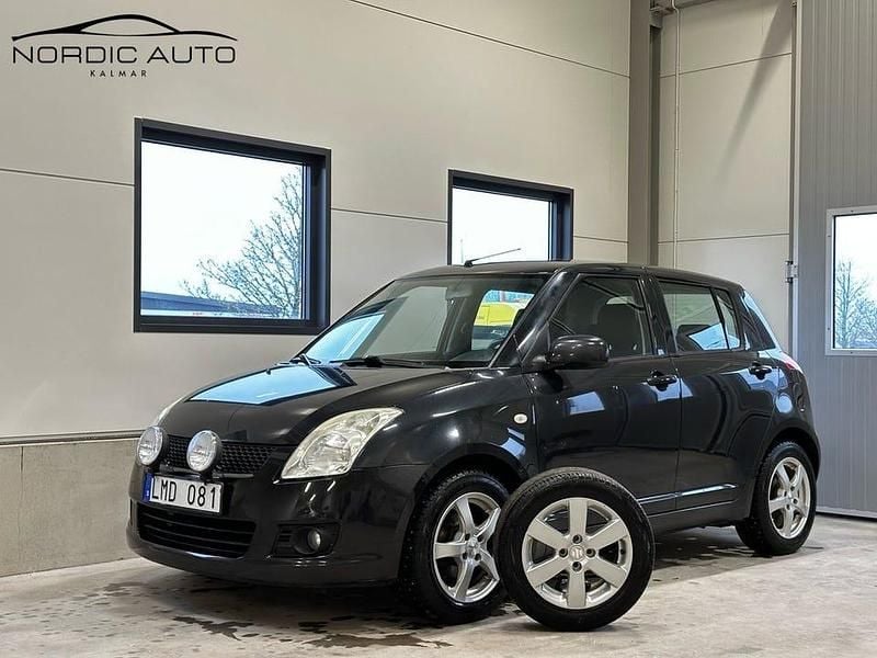 Svart Begagnad 2009 Suzuki Swift Halvkombi | 39 900 kr (Marknadspris) - Bild 1/4