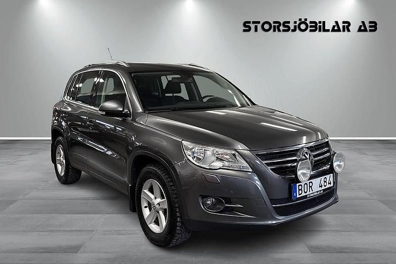 Grå Begagnad 2011 VW Tiguan Sportline SUV | 89 000 kr (Marknadspris) - Bild 1/4
