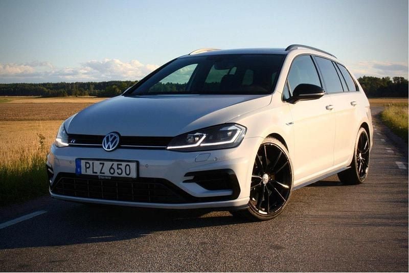 Grå Begagnad 2018 VW Golf VII R Kombi | 184 900 kr (Superpris) - Bild 1/4