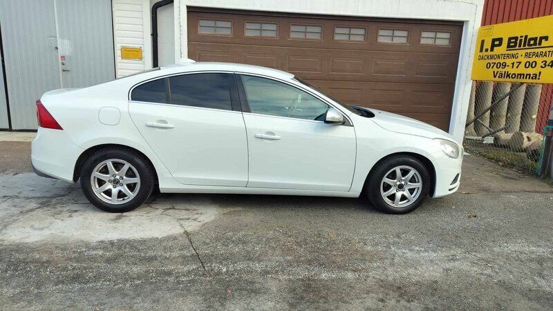 Vit Begagnad 2011 Volvo S60 R-Design Sedan | 85 000 kr (Bra pris) - Bild 1/4