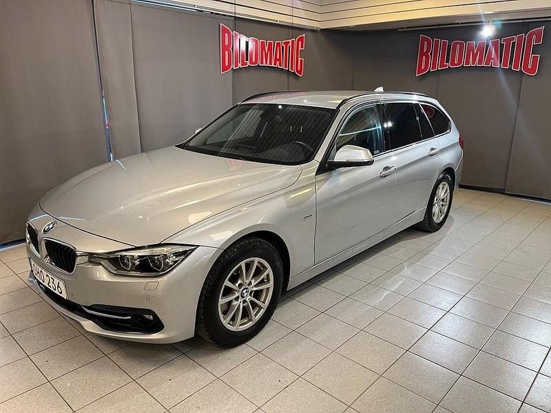 Glacier silver metallic Begagnad 2016 BMW 320 Sport Line Kombi | 209 000 kr (Marknadspris) - Bild 1/4