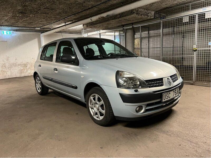Grå Begagnad 2003 Renault Clio II Expression Halvkombi | 15 500 kr (Marknadspris) - Bild 1/4