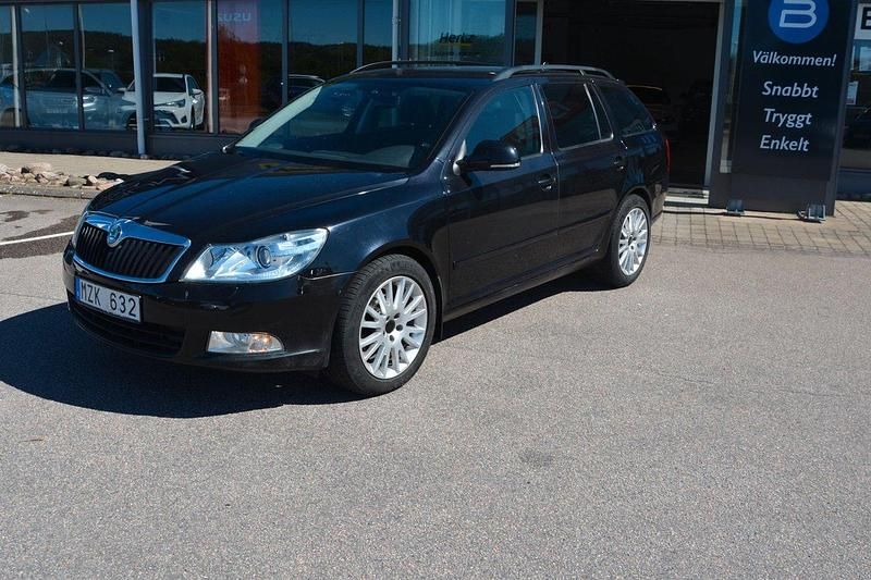 Svart Begagnad 2012 Skoda Octavia Elegance Kombi | 94 900 kr (Marknadspris) - Bild 1/4