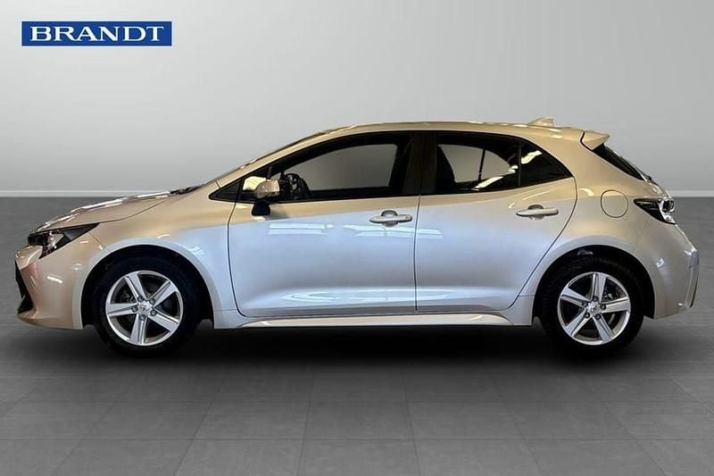 Begagnad Toyota Corolla Hybrid Life 124 HK (91 kW) 2021 Silver Halvkombi