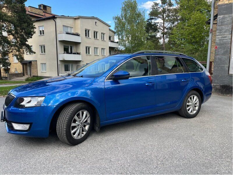 Blå Begagnad 2015 Skoda Octavia Ambition Kombi | 120 000 kr (Dyr) - Bild 1/4