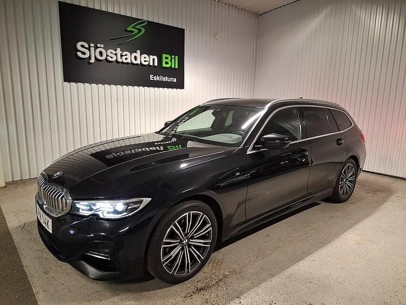 Svart Begagnad 2021 BMW 320 M Sport Kombi | 294 900 kr (Bra pris) - Bild 1/4