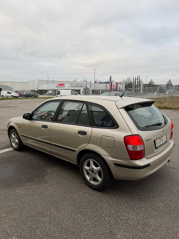 Begagnad Mazda 323F 114 HK (83 kW) 2000 Halvkombi
