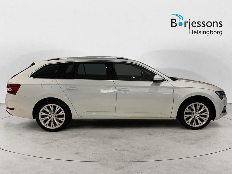 Begagnad Skoda Superb 220 HK (161 kW) 2022 Vit Kombi