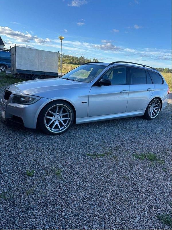 Grå Begagnad 2008 BMW 320 Comfort Edition Kombi | 83 000 kr (Marknadspris) - Bild 1/4