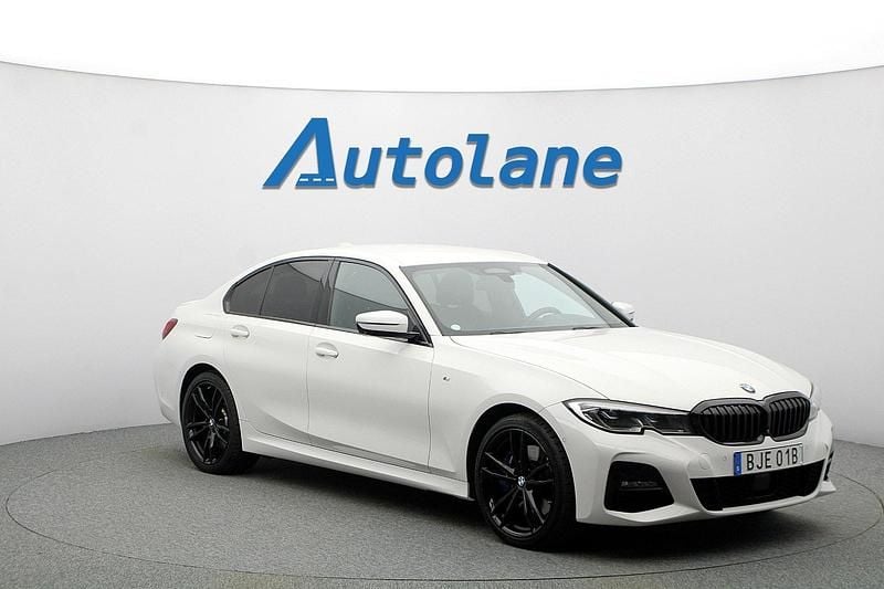 Alpinweiss iii Begagnad 2020 BMW 330e M Sport Sedan | 299 900 kr (Marknadspris) - Bild 1/3