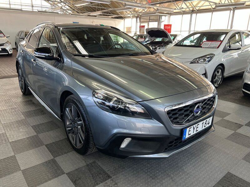 Grå Begagnad 2015 Volvo V40 CC Momentum Kombi | 134 500 kr (Marknadspris) - Bild 1/4