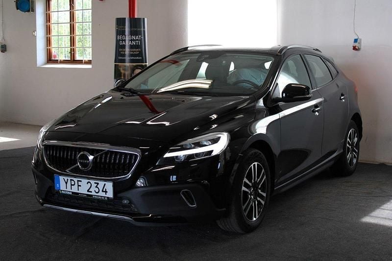 Svart Begagnad 2018 Volvo V40 CC Kombi | 184 900 kr (Marknadspris) - Bild 1/4