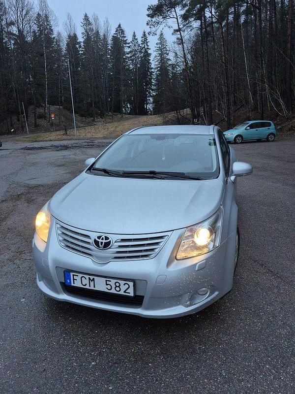 Silver Begagnad 2010 Toyota Avensis Business Edition Kombi | 33 000 kr (Bra pris) - Bild 1/4
