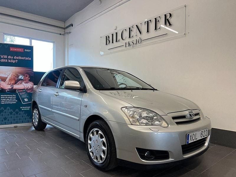 Silver Begagnad 2005 Toyota Corolla Halvkombi | 34 900 kr (Marknadspris) - Bild 1/4