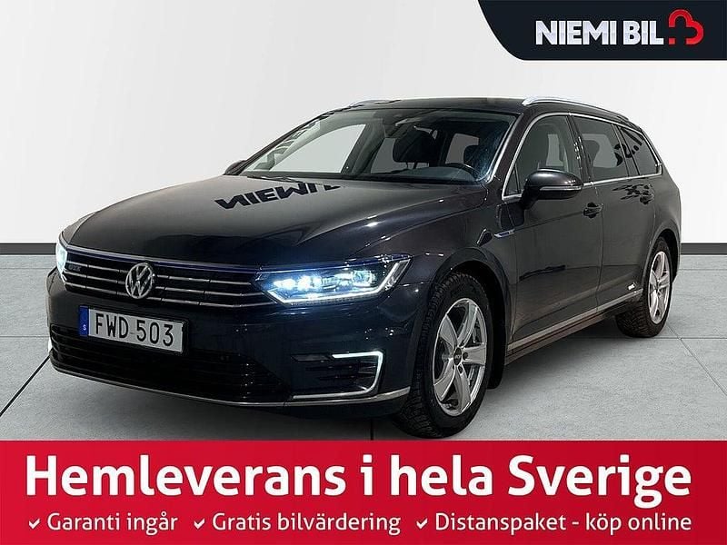 Mörkgrå Begagnad 2018 VW Passat GTE Kombi | 159 900 kr (Marknadspris) - Bild 1/3
