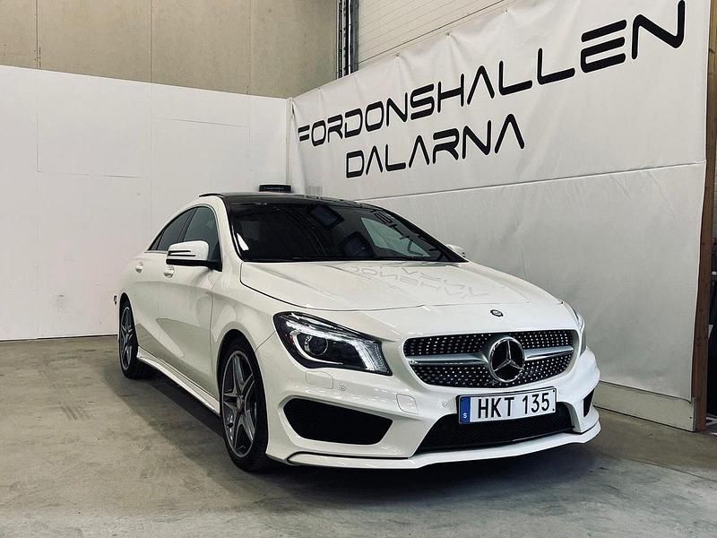 Vit Begagnad 2015 Mercedes CLA220 AMG Sedan | 209 900 kr (Marknadspris) - Bild 1/4