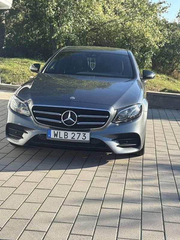 Grå Begagnad 2017 Mercedes E220 AMG line Sedan | 250 000 kr (Bra pris) - Bild 1/4