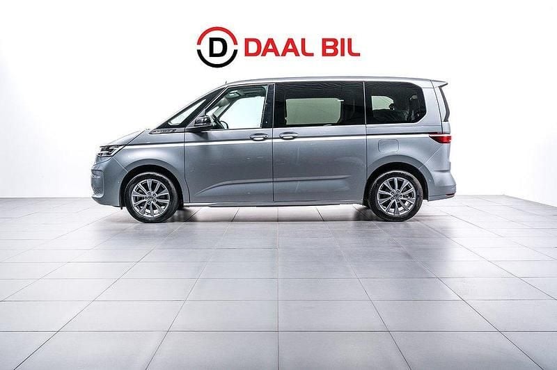 Blå Begagnad 2021 VW Multivan Life Minibuss | 499 700 kr (Marknadspris) - Bild 1/4