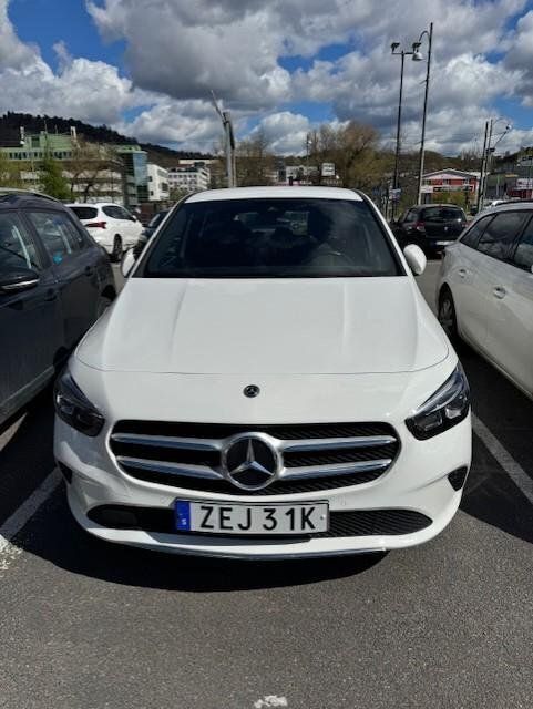 Vit Begagnad 2021 Mercedes B250e Minibuss | 280 000 kr (Superpris) - Bild 1/4