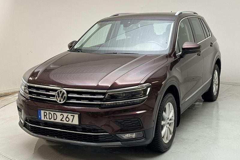 Mörkröd Begagnad 2018 VW Tiguan Executive SUV | 169 000 kr (Bra pris) - Bild 1/4