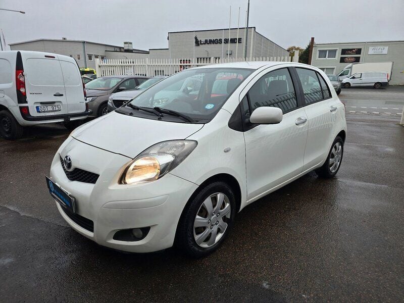 Vit Begagnad 2010 Toyota Yaris Halvkombi | 82 000 kr (Dyr) - Bild 1/4