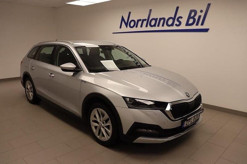 Silver (brilliant silver metallic) Begagnad 2022 Skoda Octavia Scout Kombi | 284 900 kr (Marknadspris) - Bild 1/4
