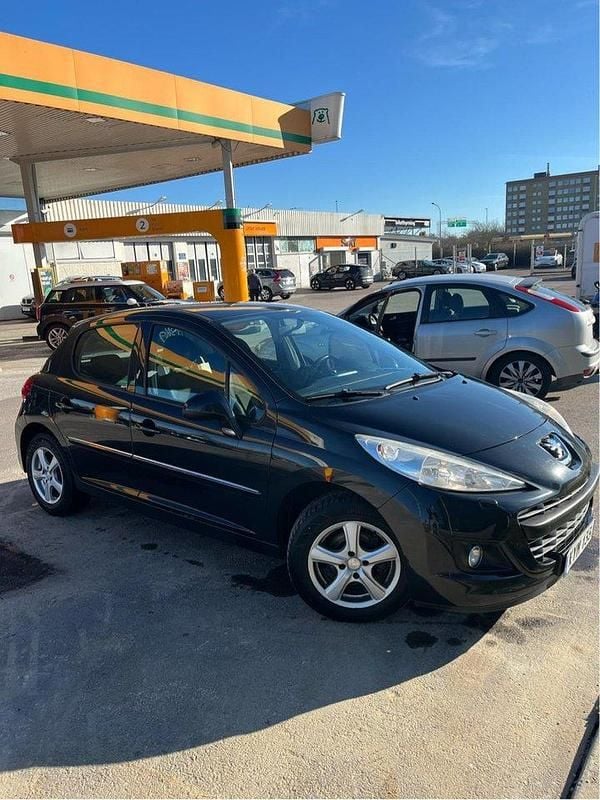 Svart Begagnad 2011 Peugeot 207 Halvkombi | 36 000 kr (Bra pris) - Bild 1/4