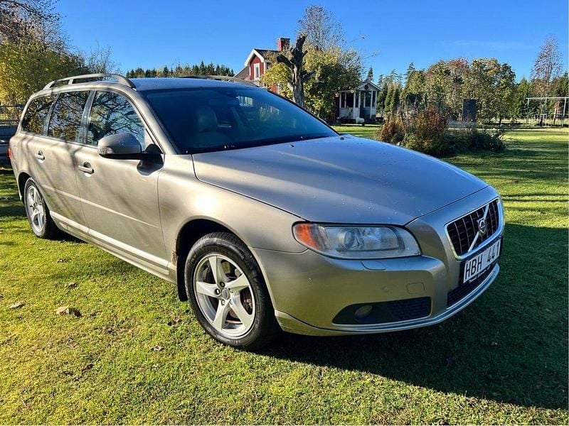 Brun Begagnad 2008 Volvo V70 Momentum Kombi | 45 000 kr (Marknadspris) - Bild 1/4