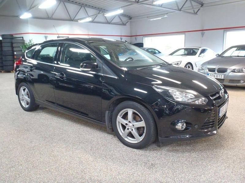 Svart (svart metallic) Begagnad 2012 Ford Focus Titanium Halvkombi | 73 500 kr (Lite dyr) - Bild 1/4