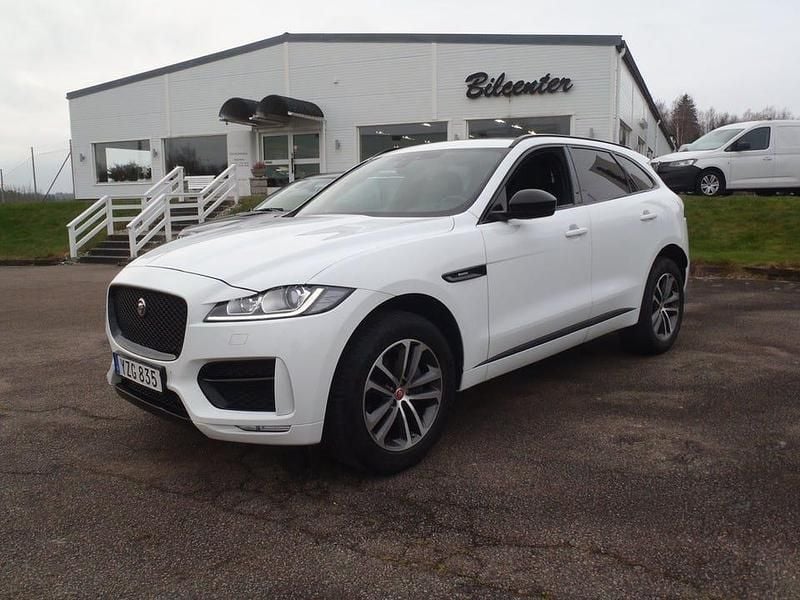 Vit Begagnad 2017 Jaguar F-Pace R-Sport SUV | 296 000 kr - Bild 1/4