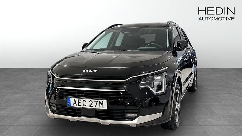 Svart (black) Begagnad 2023 Kia Niro Advance SUV | 329 900 kr (Marknadspris) - Bild 1/4