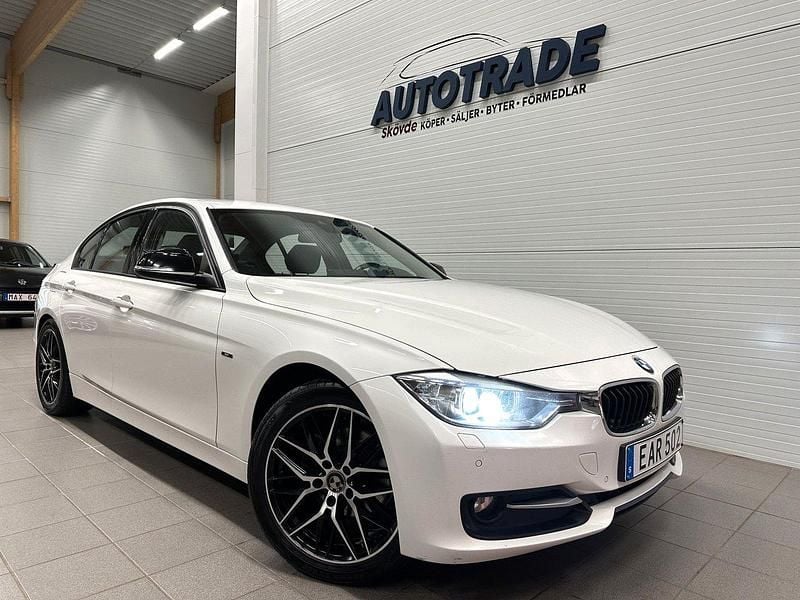 Vit Begagnad 2012 BMW 320 Sport Line Sedan | 107 900 kr (Marknadspris) - Bild 1/4