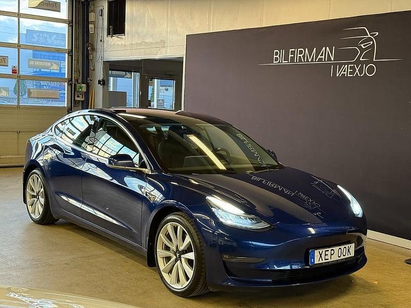 Blå Begagnad 2019 Tesla Model 3 Long Range AWD Sedan | 249 900 kr (Marknadspris) - Bild 1/4