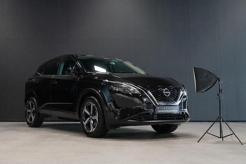 Svart (svart metallic) Begagnad 2024 Nissan Qashqai N-Connecta SUV | 299 000 kr (Marknadspris) - Bild 1/4