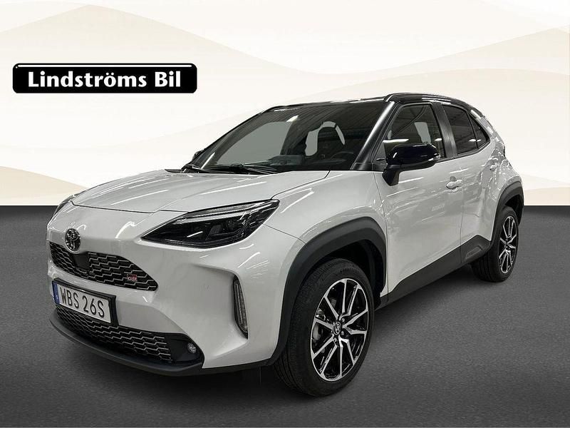 Grå Begagnad 2025 Toyota Yaris Hybrid Sport SUV | 384 900 kr - Bild 1/3