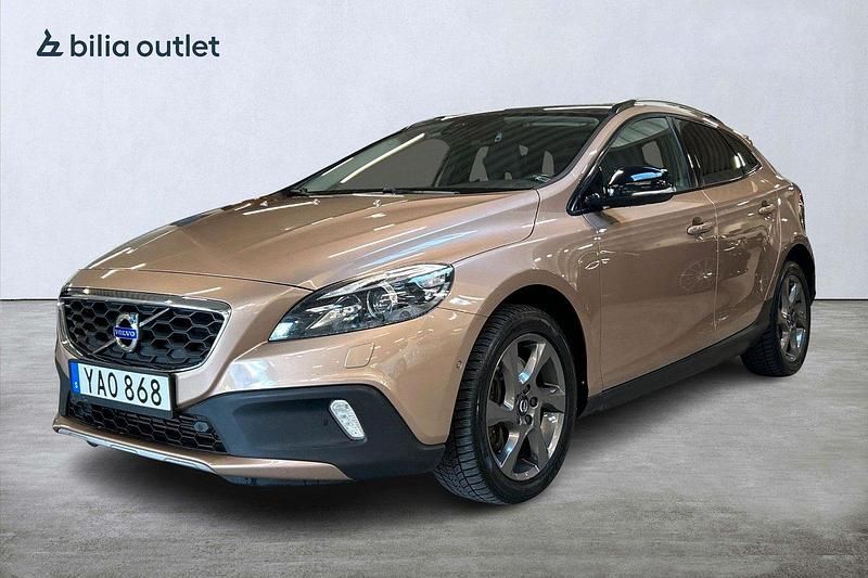 Brun Begagnad 2015 Volvo V40 CC Momentum Kombi | 174 900 kr (Marknadspris) - Bild 1/4