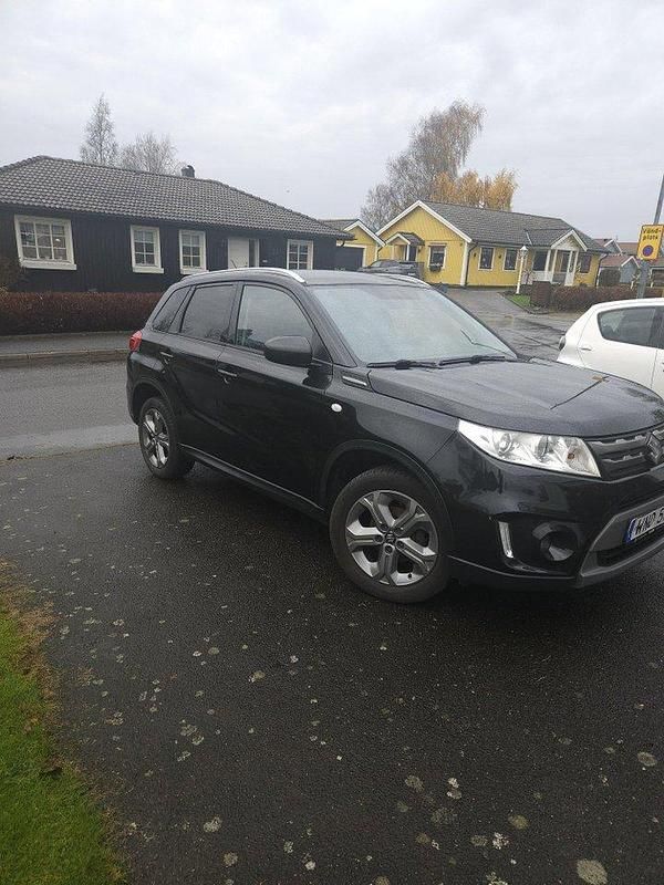Svart Begagnad 2018 Suzuki Vitara SUV | 139 000 kr (Marknadspris) - Bild 1/4