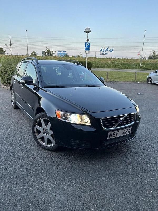 Svart Begagnad 2010 Volvo V50 Momentum Kombi | 60 000 kr (Marknadspris) - Bild 1/4