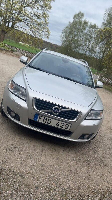 Grå Begagnad 2012 Volvo V50 Momentum Kombi | 35 000 kr (Marknadspris) - Bild 1/4