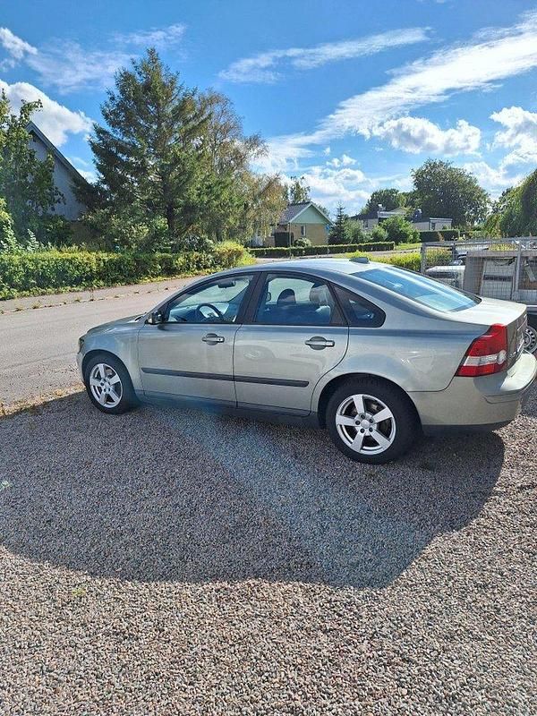 Grön Begagnad 2006 Volvo S40 Kinetic Sedan | 30 000 kr (Superpris) - Bild 1/4
